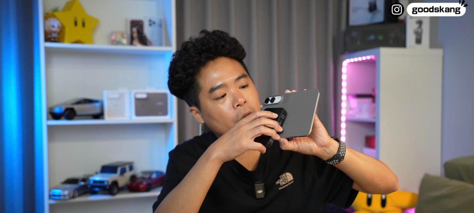 阿康把 MagSafe 行動電源吸在裝了原廠雙面夾的 iPhone Duo 背面