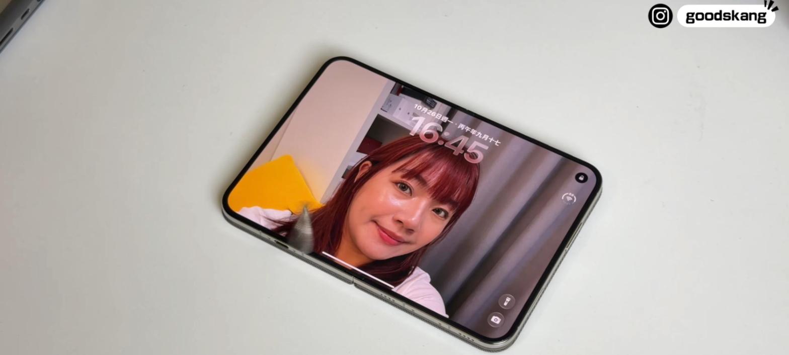 硬幣在 iPhone Duo 內螢幕的摺痕處旋轉