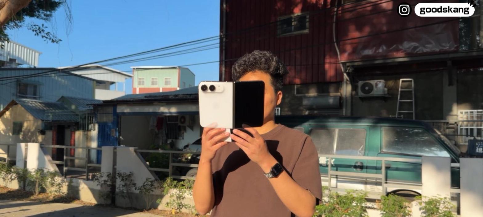 阿康舉起 iPhone Duo,用後鏡頭拍攝,外螢幕朝向被拍的人