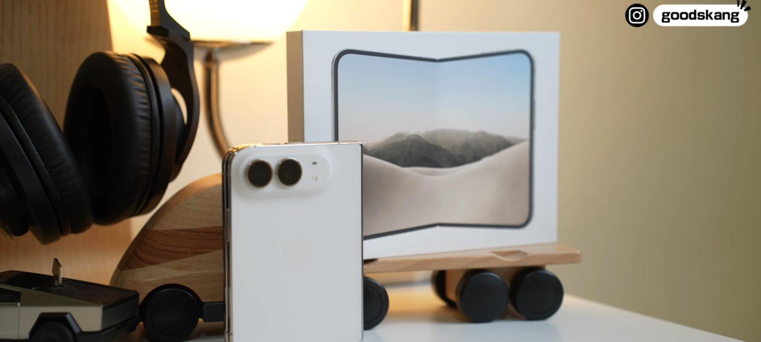 白色 iPhone Duo 立在桌上,後方是包裝盒