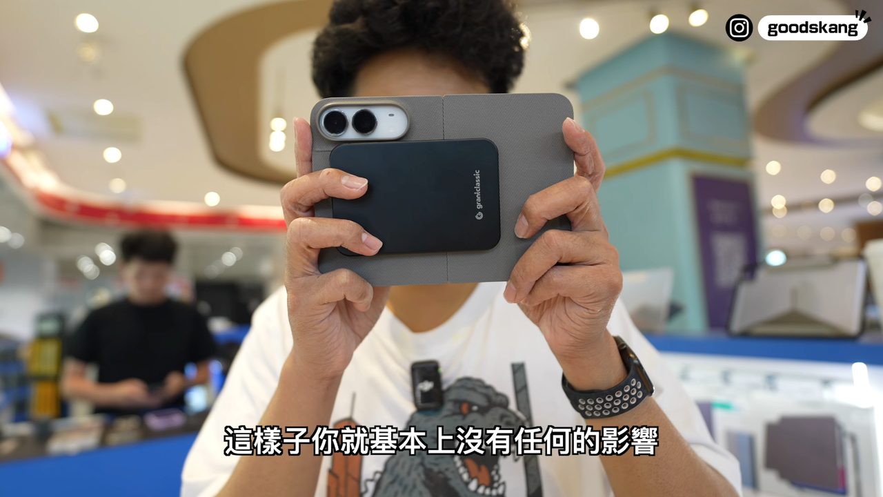 打開的 iPhone Duo 背面橫向吸著行動電源