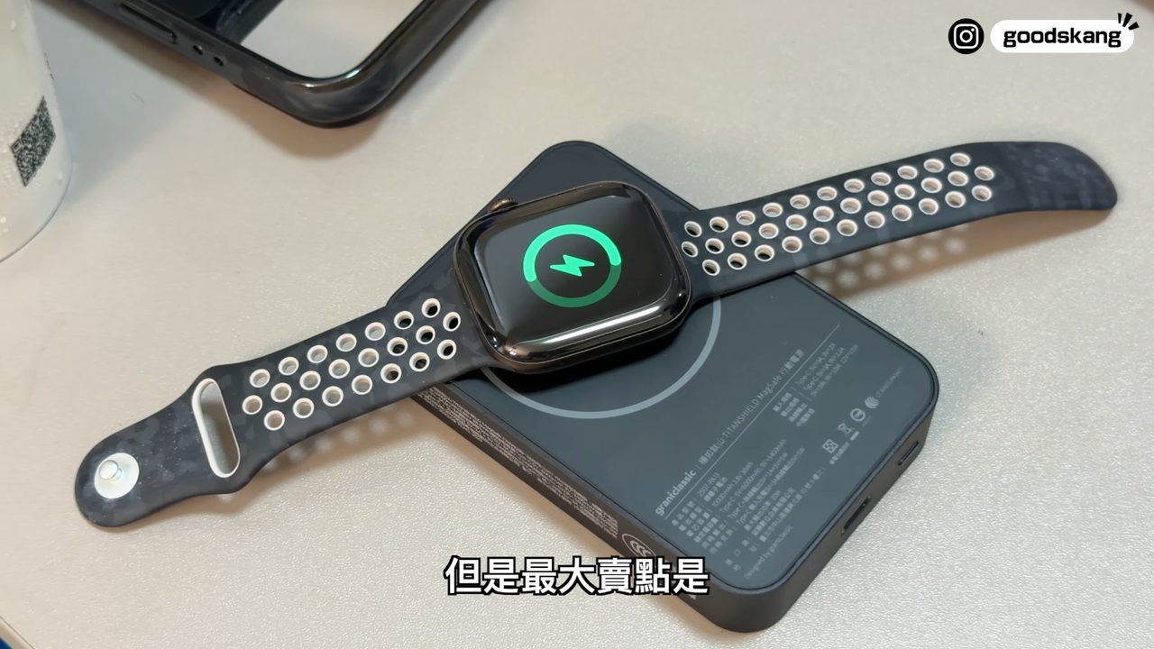 穩如鈦山標準款背面吸著 Apple Watch 充電